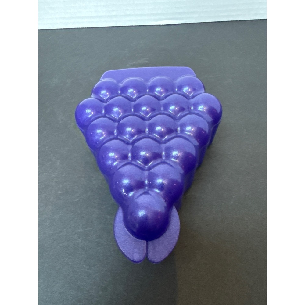 Tupperware Grapes Snack Keeper Purple Fruit Container Hinged Lid 5422A-2